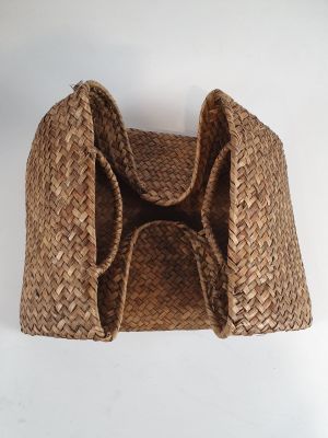 un panier muni d'une anse, fabriqué en osier