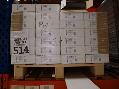 une grande pile de boîtes sur une palette dans un entrepôt