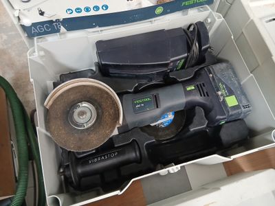une boîte contenant une perceuse, une ponceuse, une perceuse et d'autres outils
