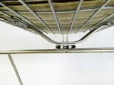 une image représentant une chaise en métal avec un piètement métallique