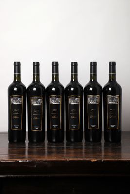 six bouteilles de vin sont alignées sur une table en bois