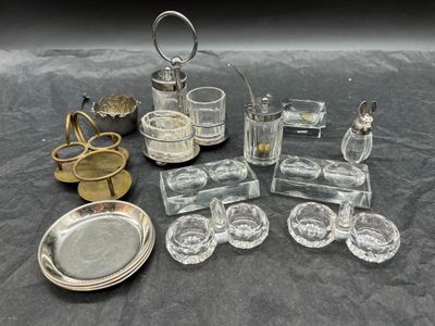 un grand nombre d'objets en verre posés sur une table