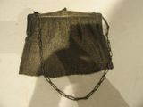 un sac à main muni d'une chaîne, posé sur la tête d'un mannequin