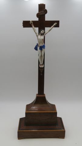 Christ en porcelaine sur sa croix. H 71 cm