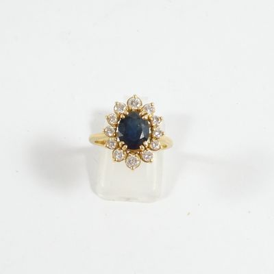 gros plan d'une bague en saphir bleu et diamant sur une surface blanche