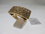 Gros plan sur une bague en or ornée de diamants