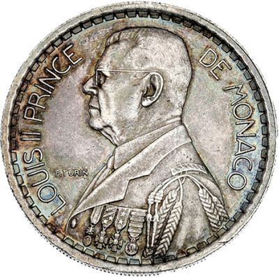 Gros plan sur une pièce de monnaie portant le visage d'un homme