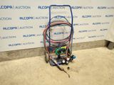 un gros plan d'une machine avec un tuyau posé au sol