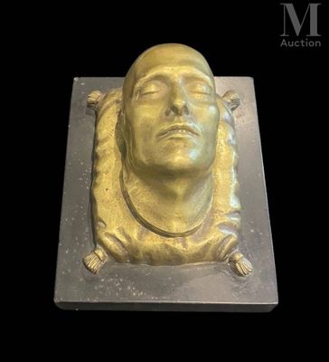 une image représentant une sculpture en or représentant la tête d'un homme