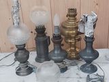 tout un tas de lampes différentes posées sur une table