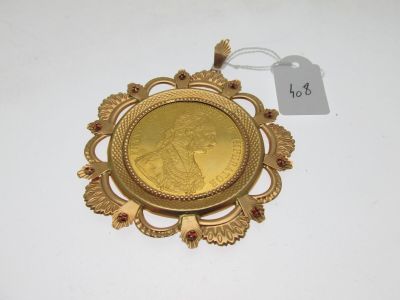 un gros plan d'une pièce d'or posée sur une surface blanche, avec une étiquette de prix