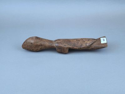 un gros plan d'un objet en bois muni d'une étiquette