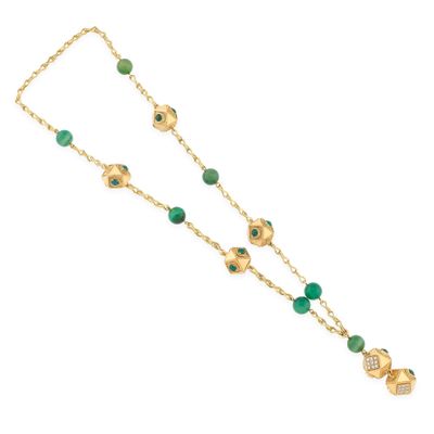 un collier composé de perles dorées et vertes, avec des perles vertes
