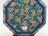 une image représentant une assiette bleue et rose ornée de fleurs