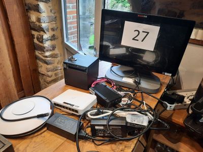 un bureau sur lequel se trouvent un ordinateur, des haut-parleurs et d'autres appareils électroniques