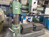 une image représentant une grande machine dans un bâtiment rempli d'équipements