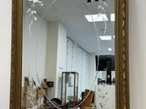 un miroir posé sur une table en bois