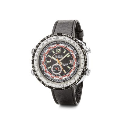 La montre est noire et argentée, avec une trotteuse rouge.
