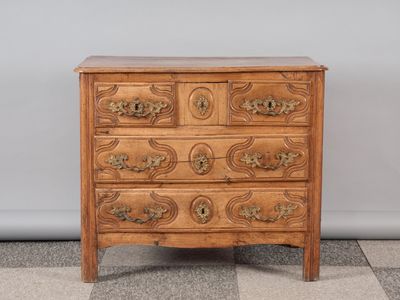 Petite commode provençale en noyer mouluré et sculpté, ouvra…