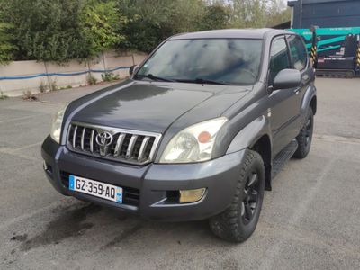 un SUV gris garé sur un parking