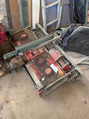 une image d'un tas de ferraille dans un garage