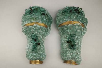deux vases en verre vert ornés de motifs dorés