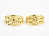 une paire de boutons de manchette en or jaune ornés d'un motif floral