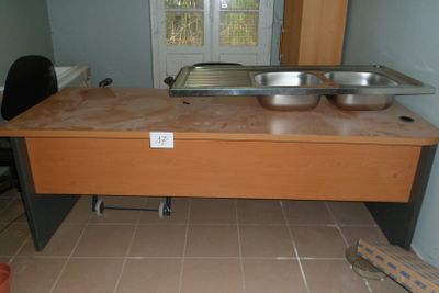 une image d'une cuisine avec un évier et une cuisinière