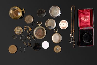 Un étui, trois boîtes de montre, deux mouvements, cinq fonds…
