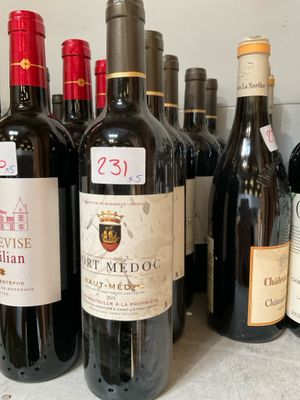 plusieurs bouteilles de vin sont alignées sur un comptoir