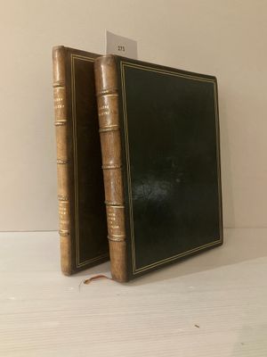 deux livres posés sur une table