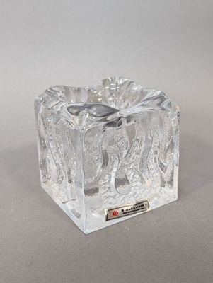 un bougeoir en verre posé sur une table