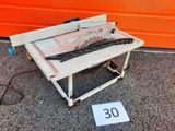 une petite table sur laquelle est posée une scie
