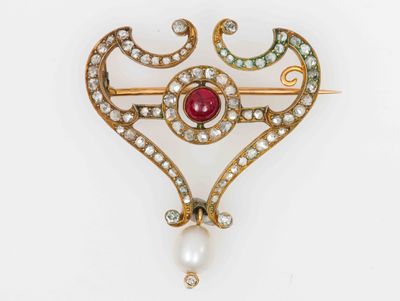 une image représentant une broche en forme de cœur ornée de perles et de pierres précieuses