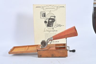 un verre à vin et une bouteille de vin à côté d'une boîte de vin