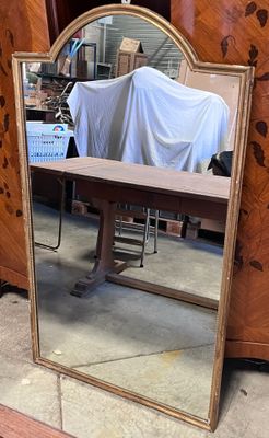 un miroir posé sur le sol devant une commode