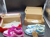 trois paires de chaussures dans une boîte posée par terre