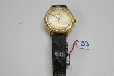 une montre-bracelet en or avec un bracelet en cuir noir