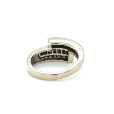 bague en argent avec des pierres noires sur fond blanc