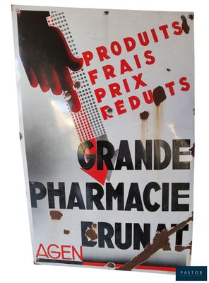 une enseigne sur laquelle on peut lire « Grande Pharmacie Brun »