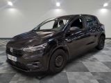 la photo d'une voiture noire garée sur un sol en damier