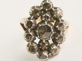 gros plan d'une bague en diamant sur une surface blanche