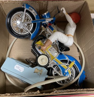 une boîte en carton contenant une moto miniature et d'autres jouets