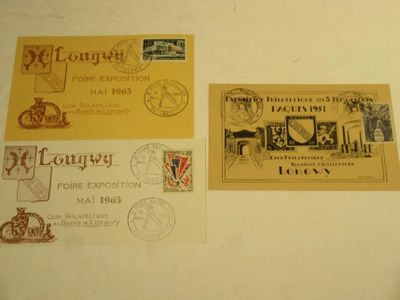 trois timbres différents posés sur une table où se trouvent d'autres timbres