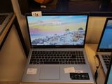deux ordinateurs portables posés sur une table