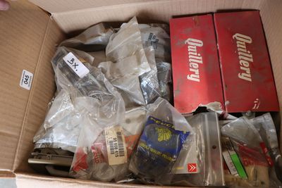 une boîte pleine d'objets assortis qui se trouvent dans la boîte