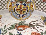 une photo d'une assiette décorative ornée d'oiseaux et de fleurs