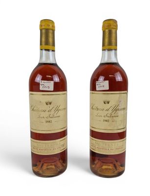 deux bouteilles de vin posées l'une à côté de l'autre sur une surface blanche
