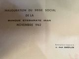 gros plan d'une feuille de papier sur une table
