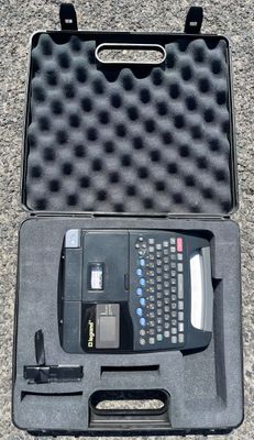 un étui noir contenant une télécommande